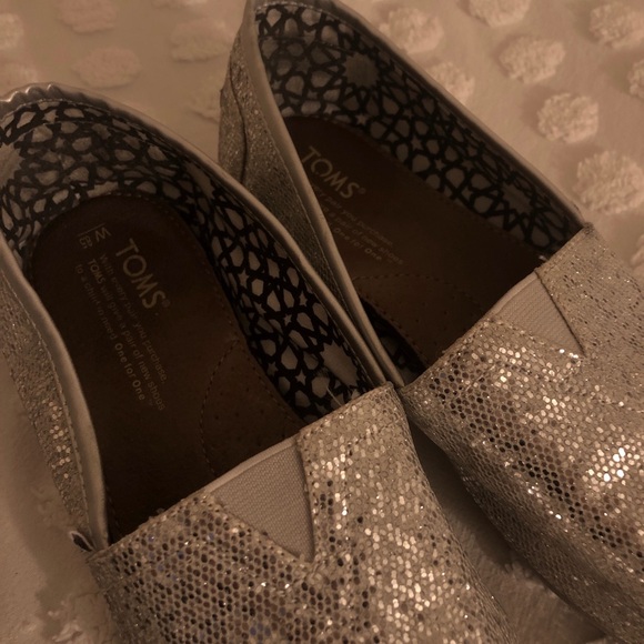 LIKE NEW TOMS | Silver Glitter TOMS Slip-on Shoes - Picture 2 of 6
